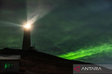 Aurora Borealis menerangi langit malam Islandia