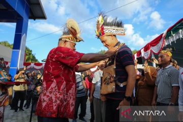 Ganjar Pranowo diangkat jadi keluarga tokoh adat di Jayapura