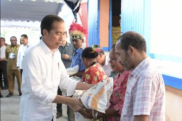 Presiden Jokowi salurkan bantuan pangan di Biak Numfor, Papua