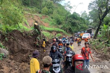 BPBD Cianjur turunkan alat berat buka akses jalan tertutup longsor