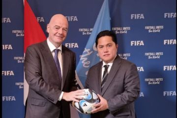 Hoaks! Presiden FIFA marah karena JIS banjir