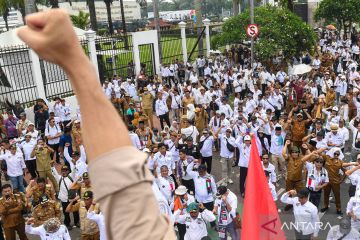 Perangkat desa berunjuk rasa desak revisi UU Desa