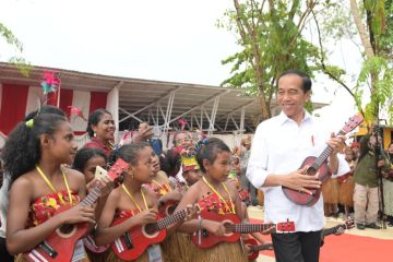 Presiden Joko Widodo bermain ukulele dengan para pelajar Papua