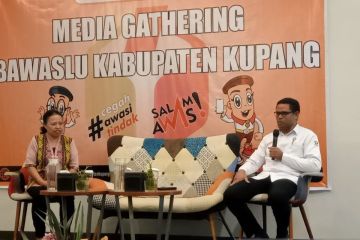 Bawaslu Kabupaten Kupang tertibkan ratusan APK melanggar aturan