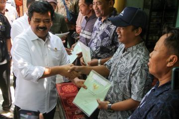 Menteri ATR BPN serahkan sertifikat tanah korban lumpur Lapindo