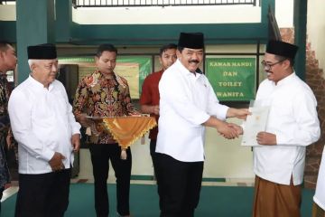 Menteri ATR/BPN serahkan sertifikat tanah wakaf di Kabupaten Malang
