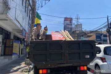 Satpol PP Kota Bandung tertibkan APS yang mengandung unsur kampanye