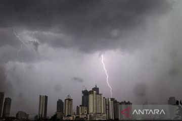 Dua wilayah DKI Jakarta diprediksi hujan petir pada Jumat petang