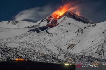 Gunung Etna kembali melontarkan lava pijar