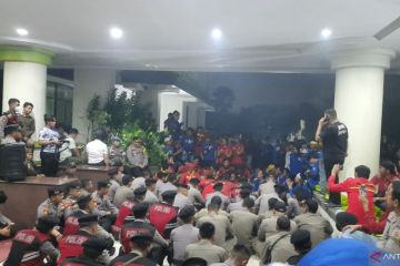 Massa aksi buruh kepung kantor Bupati Tangerang hingga malam