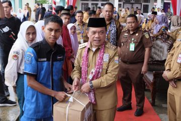 Gubernur Jambi serahkan bantuan pendidikan siswa tidak mampu