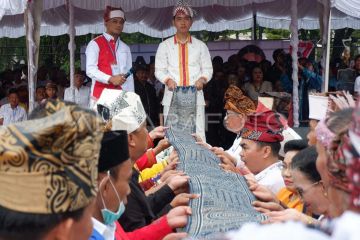 Pengukuhan Gibran sebagai warga suku Toraja