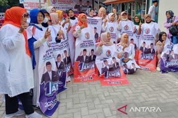 'Emak-emak' bergamis spanduk bersiap sambut Anies di Jakarta Utara