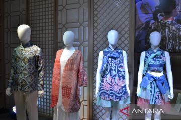 Batik Fractal bawakan kisah "bonghwang" Jinju dalam tiga desain batik