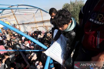 Suasana pembagian bantuan bagi warga palestina saat gencatan senjata