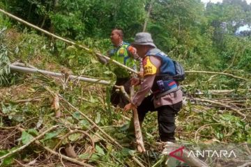 Polres Nagan Raya tangani material longsor di lokasi bencana alam