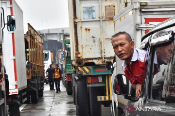 Kemacetan parah imbas aksi buruh di kawasan MM 2100 Bekasi