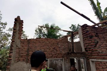 Puluhan rumah di Malang Jatim rusak akibat hujan deras disertai angin