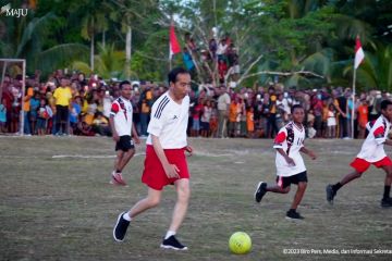 Keseruan Jokowi, menteri dan pelajar Papua bermain sepak bola