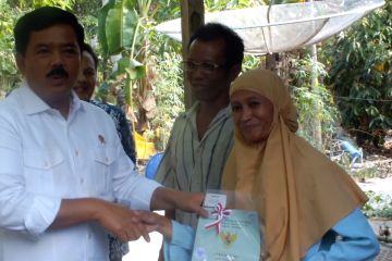 Menteri ATR/BPN serahkan 38 sertifikat tanah di Desa Rebo Babel