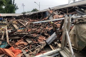 Tersapu angin, pasar darurat di Kabupaten Pekalongan ambruk