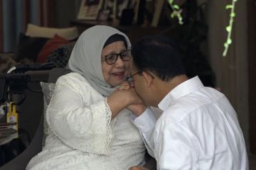 Anies sungkem pada ibu sebelum mulai kampanye perdana