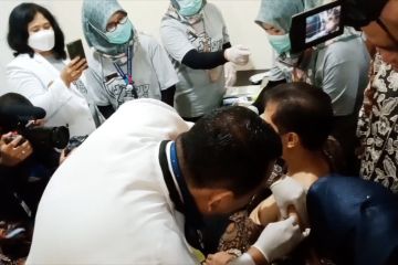 Canangkan imunisasi Hepatitis B di Tangerang, Menkes disuntik pertama