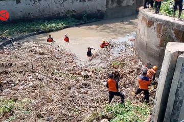 Cegah banjir, BPBD Madiun bersihkan sampah di Sungai Kali Sono