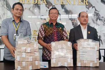 Kejari Surabaya kembalikan barang bukti milik korban robot trading