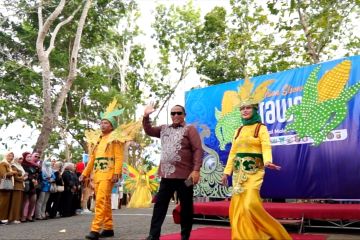 Melihat kemeriahan peragaan busana karawo di tepi Danau Perintis