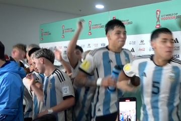 Momen selebrasi timnas Argentina U-17 di ruang konferensi pers