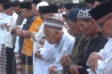 Mulai terdampak kemarau, ratusan petani di Madiun gelar salat Istisqa