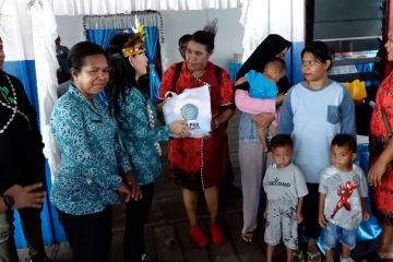 Pemprov Papua serahkan ratusan paket sembako untuk turunkan stunting