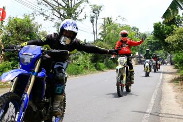 Ratusan crosser dan pecinta otomotif susuri keindahan alam Lombok