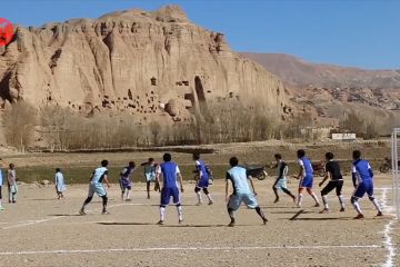 Lestarikan budaya lewat sepak bola di situs Buddha, Afghanistan