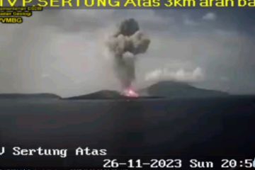 Sehari meletus empat kali, warga diminta jauhi Gunung Anak Krakatau
