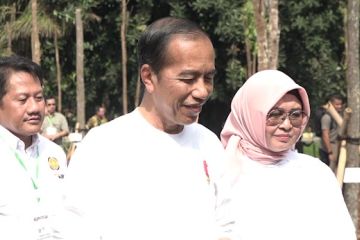 Senyum Jokowi respons sindiran Megawati yang sebut pemerintahan orba