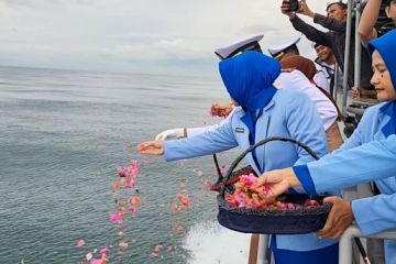 HUT Armada RI, Lanal Lhokseumawe laksanakan baksos dan tabur bunga