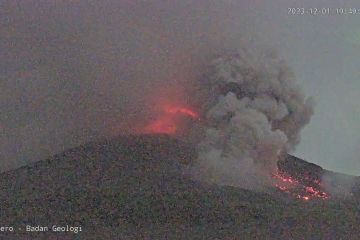 Gunung Merapi meluncurkan awan panas guguran sejauh 3,5 kilometer