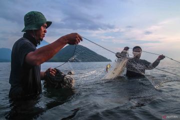 Menangkap ikan dengan alat tangkap tradisional