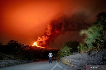 Gunung paling aktif di Eropa kembali muntahkan lava pijar