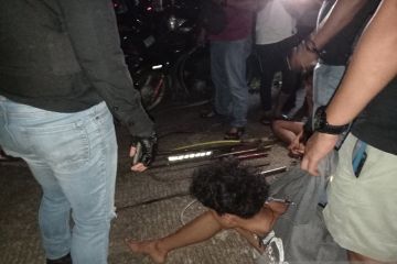 Polisi cegah tawuran remaja bersenjata tajam di Padang
