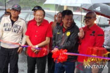 Bupati Bangli meresmikan jalan beberapa desa walau diguyur hujan