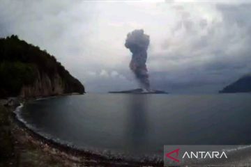 Gunung Anak Krakatau erupsi pukul 15.05 WIB setinggi 1.500 meter