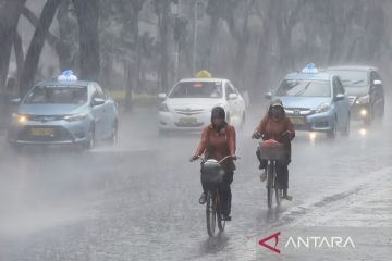 BMKG: Sejumlah provinsi diprakirakan hujan disertai petir hari ini