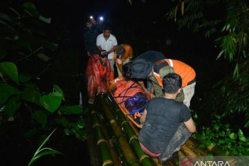 Evakuasi korban erupsi Gunung Marapi