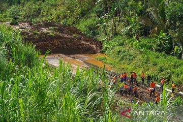 Jalur kereta api tertimbun longsor di Banyumas