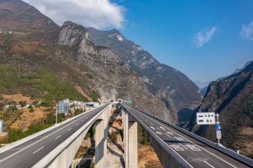 Jalan tol dengan banyak jembatan dan terowongan dibuka di China barat