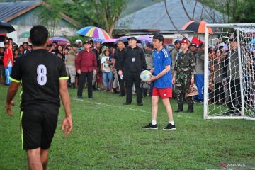 Jokowi unggah video aksinya menjadi kiper di medsos