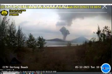 Gunung Anak Krakatau melontarkan abu setinggi 1.400 meter